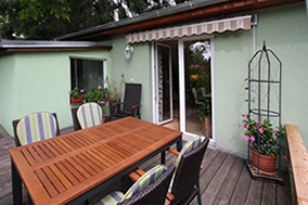Terrasse, mit Zugang aus dem Wohnzimmer und vom Garten.