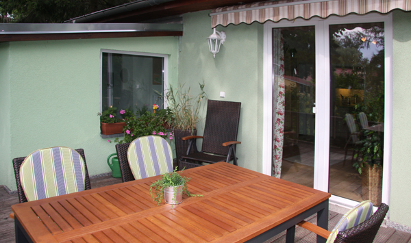 Blick von der Terrasse in den Garten vom Ferienhaus Lehnitz