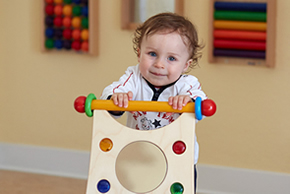 Großes Kinderzimmer und Garten zum rennen, toben, Spielen - mit Schaukel und Sandkasten