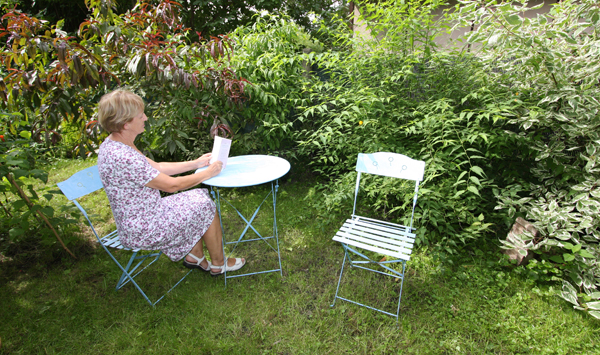 Blick von der Terrasse in den Garten vom Ferienhaus Lehnitz