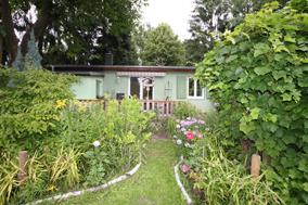 Naturgarten mit Blick zum Ferienhaus