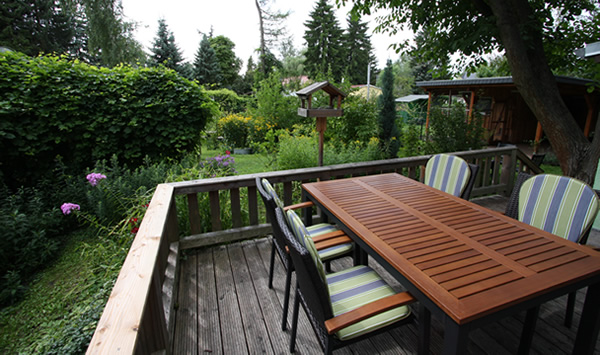 Blick von der Terrasse in den Garten vom Ferienhaus Lehnitz